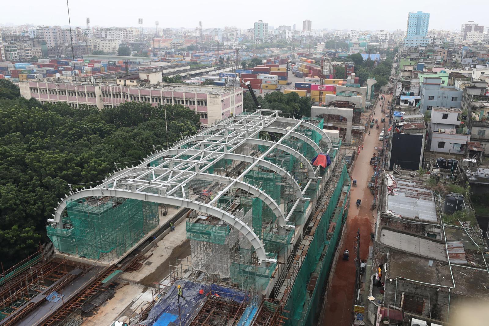 Laborers operating machinery and managing materials as the elevated metro rail project progresses rapidly(Photo: AH Sumon/V7N)